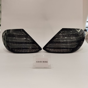 Luces traseras LED THO para Mercedes-Benz Clase E 2016-2020 W213 versión ahumada roja a negra con señal de giro secuencial - Product Image 2