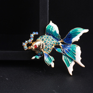 Broche <span class=keywords><strong>Poisson</strong></span> <span class=keywords><strong>Rouge</strong></span> Vintage Créative à Personnalité Unique, Émail Goutte d'Huile Effet Bulle Dorée - Product Image 2