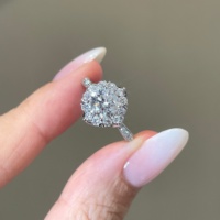 Bague de joaillerie fine Good Century en or 18 carats avec diamant de laboratoire taille ronde, double halo, double niveau de scintillement, bande fine et élégante, style moderne classique