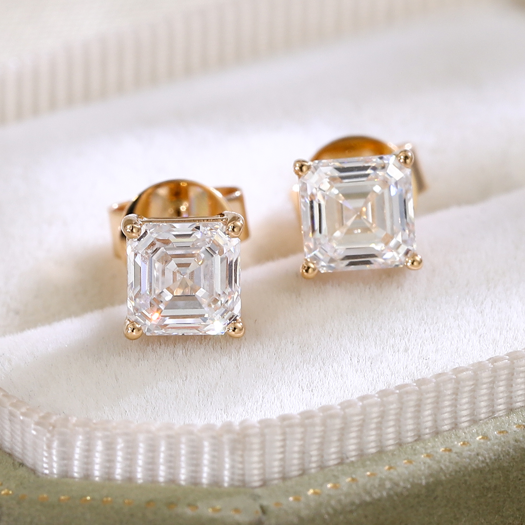 Boucles d'oreilles en or massif 18 carats avec véritables diamants de laboratoire.