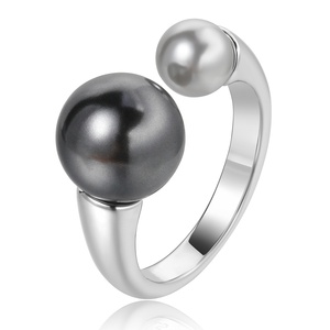 Nuovi Anelli 2024 in Ottone Placcato Platino con Zirconi Incastonati, Regolabili, Lucidi, con Perle Nere, Bianche e Grigie per Donne - Product Image 1