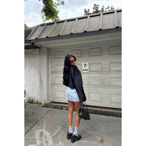 Chaqueta Negra con Detalle de Botones para Mujer - Product Image 1