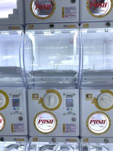 Máquina recreativa de grúa curva para interiores, operada con monedas, con interfaz en inglés - Product Image 6