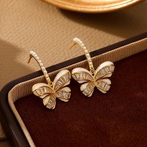 Boucles d'oreilles clous tendance et luxueuses en zircon blanc, plaquées or 18 carats, cadeau pour femme, motif géométrique polyvalent et exquis, élégant - Product Image 4