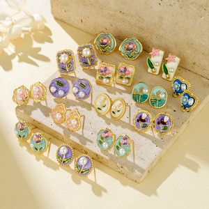 Boucles d'oreilles en émail d'élégance vintage français <span class=keywords><strong>peinture</strong></span> à l'huile de <span class=keywords><strong>jardin</strong></span> de <span class=keywords><strong>Monet</strong></span> boucles d'oreilles en acier inoxydable en émail de fleur plaqué or 18 carats - Product Image 6