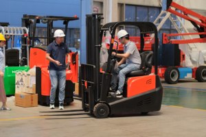 מלאי המפעל למכור מחיר זול גשש 3 גלגלים קדמי כונן מלגזה חשמלי 2.0ton איזון משקל מלגזה - Product Image 5