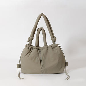Bolso de hombro convertible, bandolera acolchada versátil a la moda de Color sólido, bolsos de mano grandes acolchados de nailon para invierno para mujer - Product Image 3