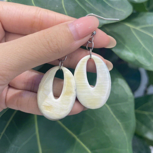 Boucles d'oreilles en corne de buffle écologiques de qualité supérieure, faites à la main, bijoux ethniques modernes pour femmes et filles, mariage - Product Image 1