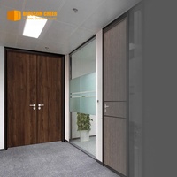 Portes intérieures modernes en bois massif et MDF de haute qualité pour hôtels et villas, avec panneau à feuilles, finition couleur personnalisée, peintes, insonorisées, à ouverture manuelle