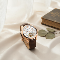 Montre de luxe OEM sportive avec bracelet en cuir véritable 20 mm, multifonctionnelle, quartz, or, diamants véritables, ajourée, lumineuse, 41 mm