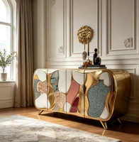 Buffet bas multicolore en fibre de verre avec panneaux patchwork, cadre doré incurvé, 4 portes et pieds coniques pour intérieur Art Déco