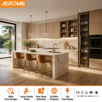 Meuble de cuisine bas moderne et complet, design scandinave, en mélaminé grain de chêne clair, panneau plat sans poignée, avec îlot central