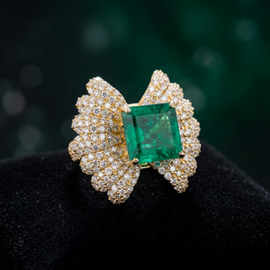 Anillo de Oro Amarillo de 14 Quilates con Diamante Natural de 3.10 Quilates Corte Esmeralda Verde para Mujer - Product Image 1