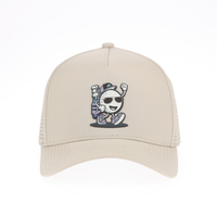 Topi Golf 5 Panel Custom Warna Khaki Muda dengan Embos Silikon, Laser Perforasi, Pinggiran Melengkung, dan Struktur Snapback