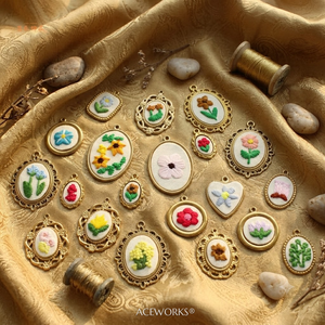 Galerie de breloques brodées |   Pendentif brodé de fleurs en acier inoxydable plaqué or 18 carats, étanche, hypoallergénique, résistant au ternissement - Product Image 3