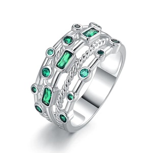 Anello Multistrato con Pietra Verde per Donne, Gioiello Elegante e alla Moda, Accessorio Statement, Regalo - Product Image 2