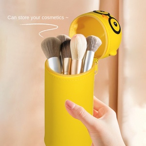 Étui à crayons personnalisé avec logo, design mignon de dessin animé, parfumé, imperméable, en silicone, étui à stylos vertical - Product Image 1