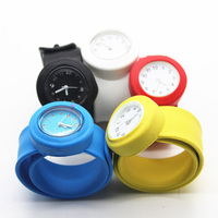 Montre à bracelet souple en silicone colorée de qualité supérieure, écologique, pour homme et femme, idéale comme cadeau promotionnel