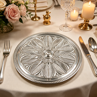 Assiette de présentation ronde en plastique PP durable, motif floral gaufré rouge classique, pigmentée, pour fêtes et événements formels