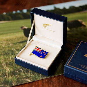 สติกเกอร์ติดโทรศัพท์ลายธงชาติเคลือบเงาแบบนุ่ม  ตกแต่งด้วยตราโลหะสลักลายตามสั่งจากโรงงาน - Product Image 1