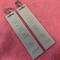 Étiquette suspendue en caoutchouc de silicone 3D lavable avec nom de marque en relief, étiquette oscillante en PVC couleur unie résistante aux UV pour sacs d'extérieur avec chaîne à billes