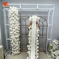Arrangement floral élégant de roses blanches SMS, centre de table floral, guirlande de fleurs longue pour la décoration d'événements de mariage