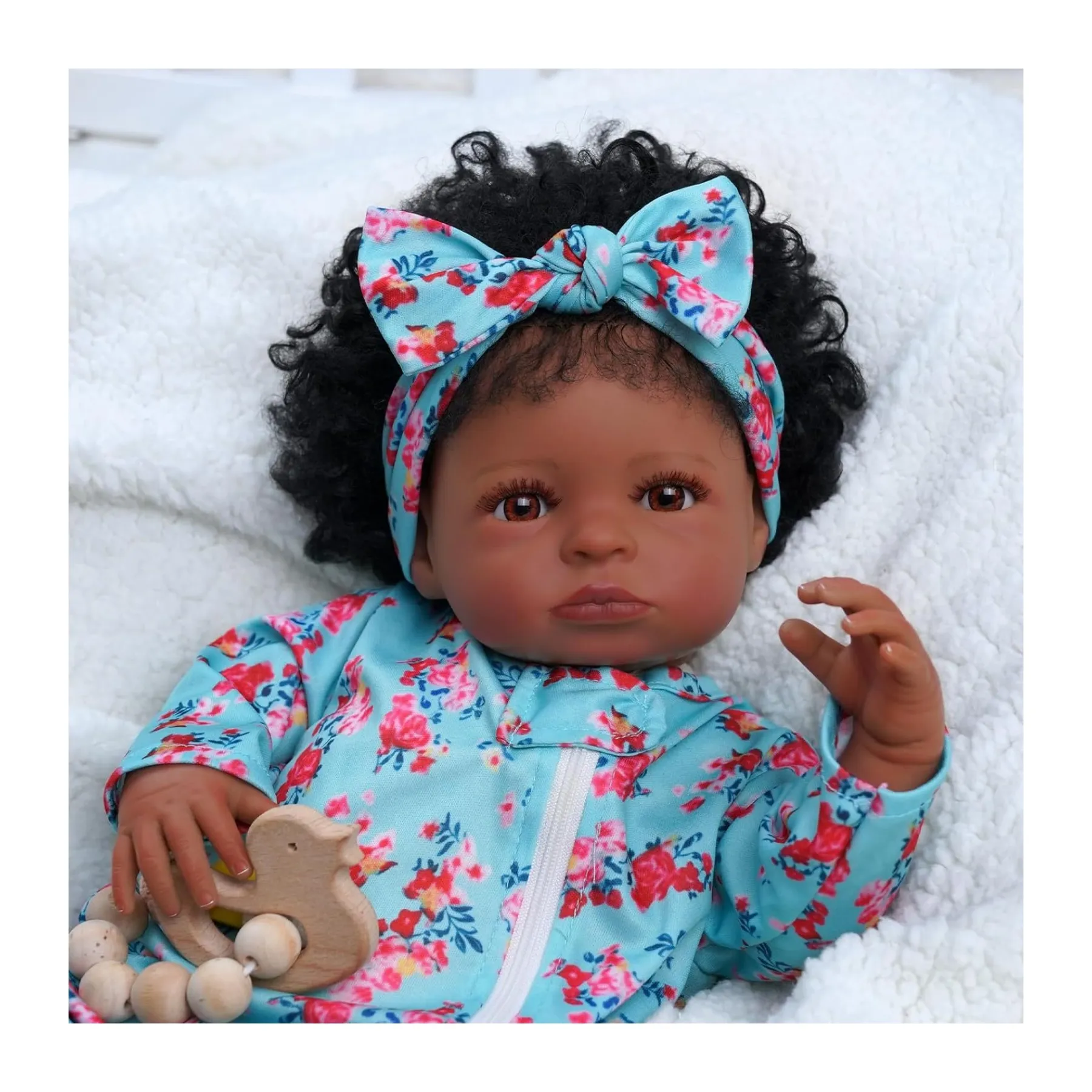生まれ変わった赤ちゃんリアルな生まれ変わった人形20服とおもちゃのギフト付きのリアルな新生児の現実の人形黒の人形