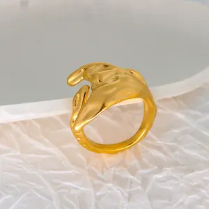 महिलाओं के लिए अद्वितीय स्टेनलेस स्टील 18k सोने की अनियमित मध्य पॉइंटर उंगली की अंगूठी आभूषण