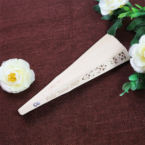 Ventaglio in bambù personalizzato con logo inciso, bomboniera per matrimonio, regalo elegante e personalizzato per invitati e damigelle - Product Image 3