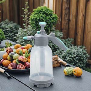 Pulvérisateur manuel durable de lavage de voiture et de jardin en plastique multifonctionnel de source de <span class=keywords><strong>pression</strong></span> <span class=keywords><strong>d</strong></span>'air de 2L avec le cadeau personnalisable de nouvel an de buse - Product Image 4