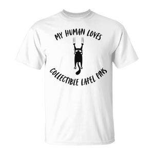 T-shirt « Mon humain aime les badges de collection » pour les propriétaires de chats - Product Image 1