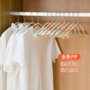 ไม้แขวนเสื้อแบบไหล่กว้าง ชนิดตะขอแบบไม่ลื่น รูปทรงสี่เหลี่ยมผืนผ้า สีกากี สีฟ้า สีชมพู แพ็ค 5 ชิ้น ที่แขวนเสื้อผ้าในครัวเรือน - Product Image 3