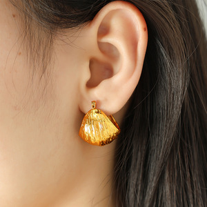 Boucles d'oreilles Huggie en or, forme de lune, motif géométrique ondulations d'eau, pour femme, usage quotidien - Product Image 4