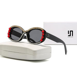 แว่นกันแดดผู้หญิงโดลเช่&แกบบาน่ากรอบพีซีสีดำ ประดับด้วยคริสตัลรูปดอกกุหลาบ ป้องกันรังสียูวี 400 ประเภท 3 แว่นกันแดด - Product Image 4