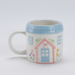 Taza de Cerámica <span class=keywords><strong>con</strong></span> Forma de Cabaña, Decoraciones Florales, Techo Azul, Puerta Rosa, Diseño Adorable para el Hogar, Taza para Café - Product Image 1