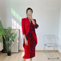 Fournisseurs de vêtements plissés Robe plissée Miyake pour le printemps et l'été Robe élastique à imprimé léopard