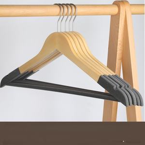 Bolsas de Almacenamiento para Perchas y Racks de Ropa de Uso Comercial, Antideslizantes, de Madera de Arce Maciza con Cubierta de Terciopelo - Product Image 2