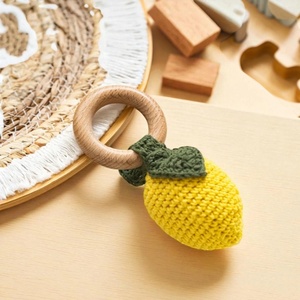 Hochet pour bébé en crochet, <span class=keywords><strong>anneau</strong></span> <span class=keywords><strong>de</strong></span> <span class=keywords><strong>dentition</strong></span> doux et ludique en forme <span class=keywords><strong>de</strong></span> fruits d'été (<span class=keywords><strong>Fraise</strong></span>, Citron, Myrtille, Raisin) - Product Image 4