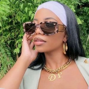 แว่นกันแดดทรงเหลี่ยมประดับหมุด รุ่นใหม่ล่าสุด สำหรับผู้หญิง ขาแว่นกว้าง ป้องกันรังสียูวี 400 สไตล์สตีมพังก์ ขนาดเล็ก ปี 2021 - Product Image 1