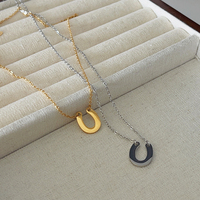 Collier ras du cou minimaliste pour femme en acier inoxydable plaqué or 18 carats, pendentif fer à cheval géométrique en U, luxe léger