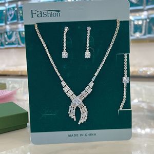 Collar de Moda - Ideal para Bodas y Otros Eventos. Elegante y lujoso, con cadenas brillantes y cristales. - Product Image 3