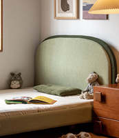 Lit bas capitonné de style français vintage, moderne du milieu du siècle, minimaliste, avec panneau en tissu amovible et lavable pour petit espace