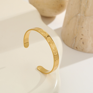 Brazalete abierto exagerado de acero inoxidable, moderno y versátil, chapado en oro de 18K, calidad de alta gama. - Product Image 3