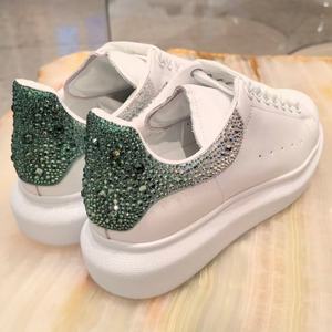 Zapatos de Lujo de Diseño Muq: Zapatillas Casuales de Cuero con Diseño de Tacón Adornado con Pedrería en Degradado para Hombre y Mujer - Product Image 4