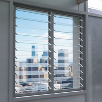 Fenêtres à persiennes horizontales modernes en verre avec cadre en alliage d'aluminium, fonctionnement automatisé, pare-soleil, ventilation, garantie 5 ans