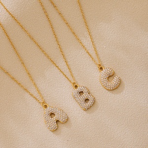 Collar con colgante de letras exageradas de circonita de 26 letras, chapado en oro PVD de 18K, de acero inoxidable 316L, con dijes de letras burbuja de lujo - Product Image 4