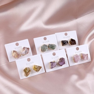 B2221 petites <span class=keywords><strong>boucles</strong></span> <span class=keywords><strong>d</strong></span>'<span class=keywords><strong>oreilles</strong></span> à quartz simples en cristal, clous <span class=keywords><strong>d</strong></span>'<span class=keywords><strong>oreilles</strong></span> en pierre brute, bijoux en pierres précieuses pour femmes - Product Image 1