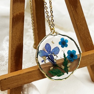 Bijoux en résine style vintage mignons Ensemble de boucles d'oreilles et colliers avec pendentifs circulaires irréguliers en or et fleurs pressées bleues - Product Image 2