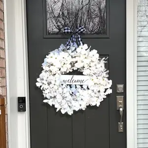 Couronne de une couronne de fleurs pour porte avant, g, crème blanche de style forsysie, grappe de fleurs, sur une vigne pour décor de fenêtre murale de maison