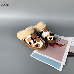 Fabbricazione di Logo personalizzato tinta unita in bianco vera pelle scamosciata pelliccia di Cashmere all'interno pantofole pelose per le donne inverno pantofole per la casa - Product Image 2